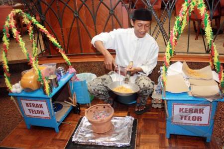 Kerak telor adalah makanan khas