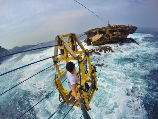 Gondola-Pantai-Timang-yang-menantang