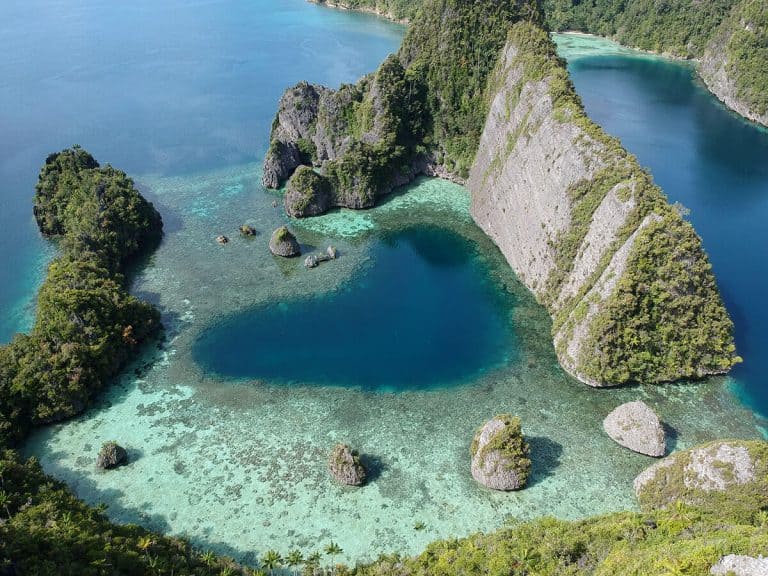 Travelling di danau di Indonesia yang bisa berenang sama ubur-ubur