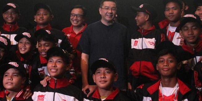 CEO Tays Bakers, Alexander Anwar, bersama 28 pemain terpilih Tays Bakers Barati yang akan berlaga di Gothia Cup Swedia 2023. CEO Tays Bakers, Alexander Anwar, bersama 28 pemain terpilih Tays Bakers Barati yang akan berlaga di Gothia Cup Swedia 2023.