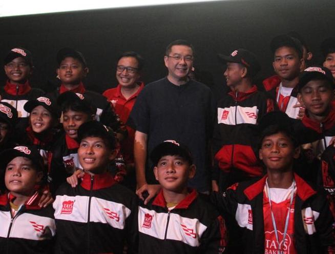 CEO Tays Bakers, Alexander Anwar, bersama 28 pemain terpilih Tays Bakers Barati yang akan berlaga di Gothia Cup Swedia 2023. CEO Tays Bakers, Alexander Anwar, bersama 28 pemain terpilih Tays Bakers Barati yang akan berlaga di Gothia Cup Swedia 2023.