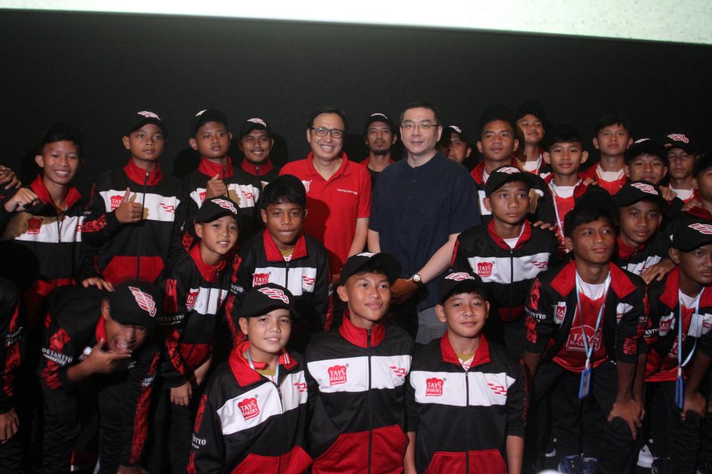 CEO Tays Bakers Alexander Anwar (kaca mata kanan), dan Direktur International Business Tays Bakers Ariesta Kusuma Setya foto bersama saat acara pelepasan tim U 12 dan 13 di Jakarta.